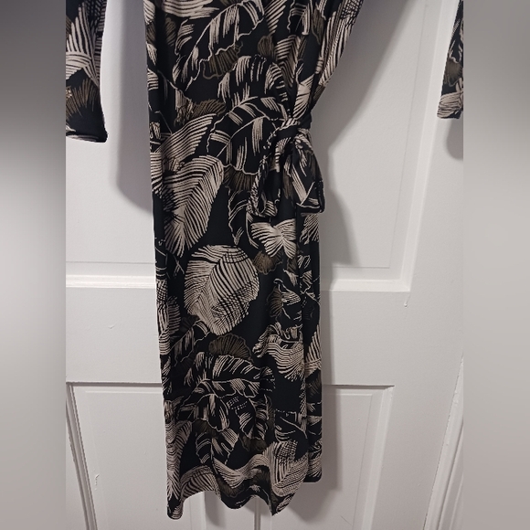 BCBG Wrap Dress , Size Medium, True Wrap,  Very Good Condition - Picture 4 of 8